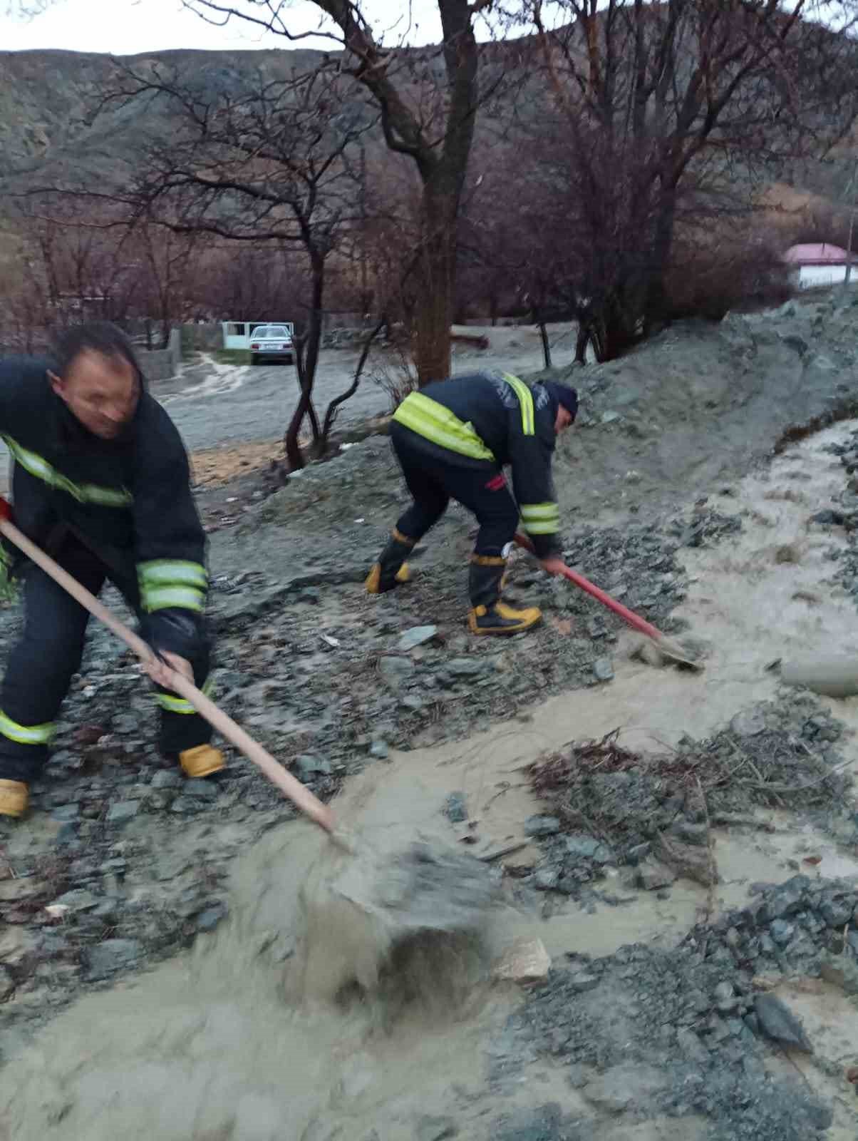 Erzincan’da sağanak sonrası su taşkını oluştu