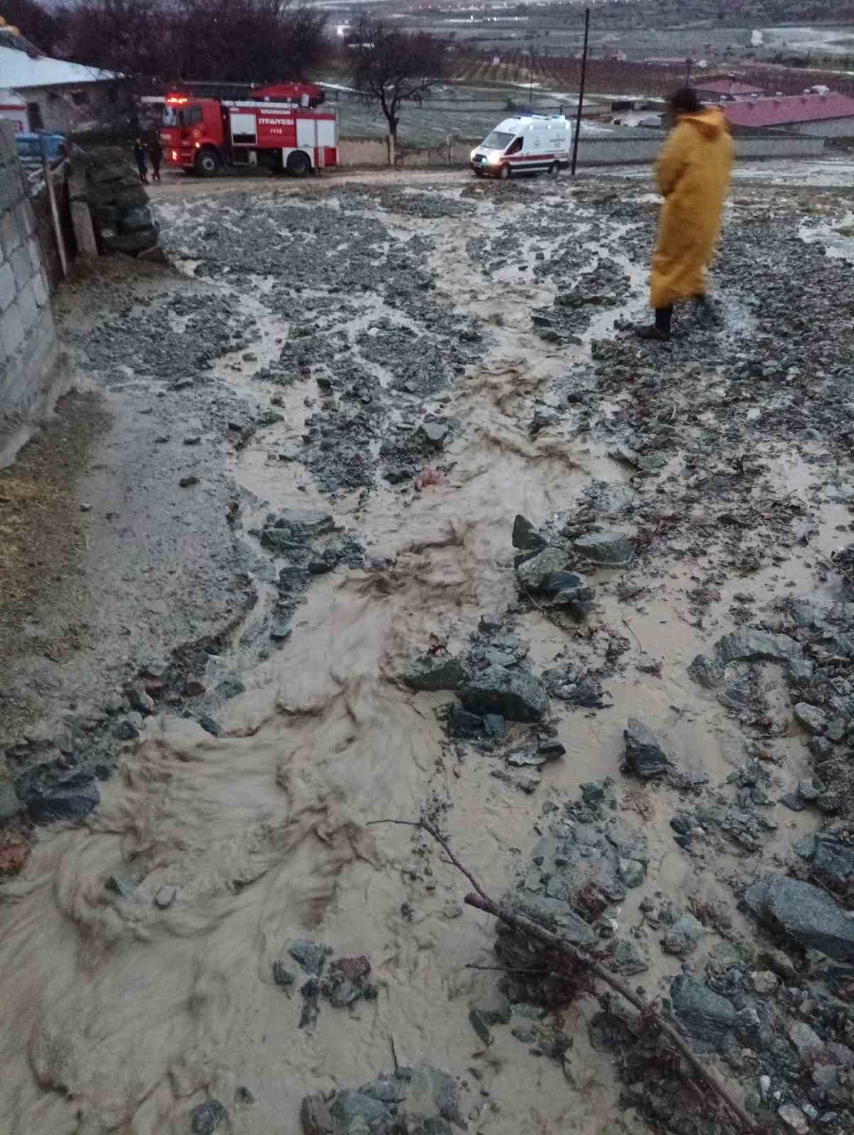 Erzincan’da sağanak sonrası su taşkını oluştu