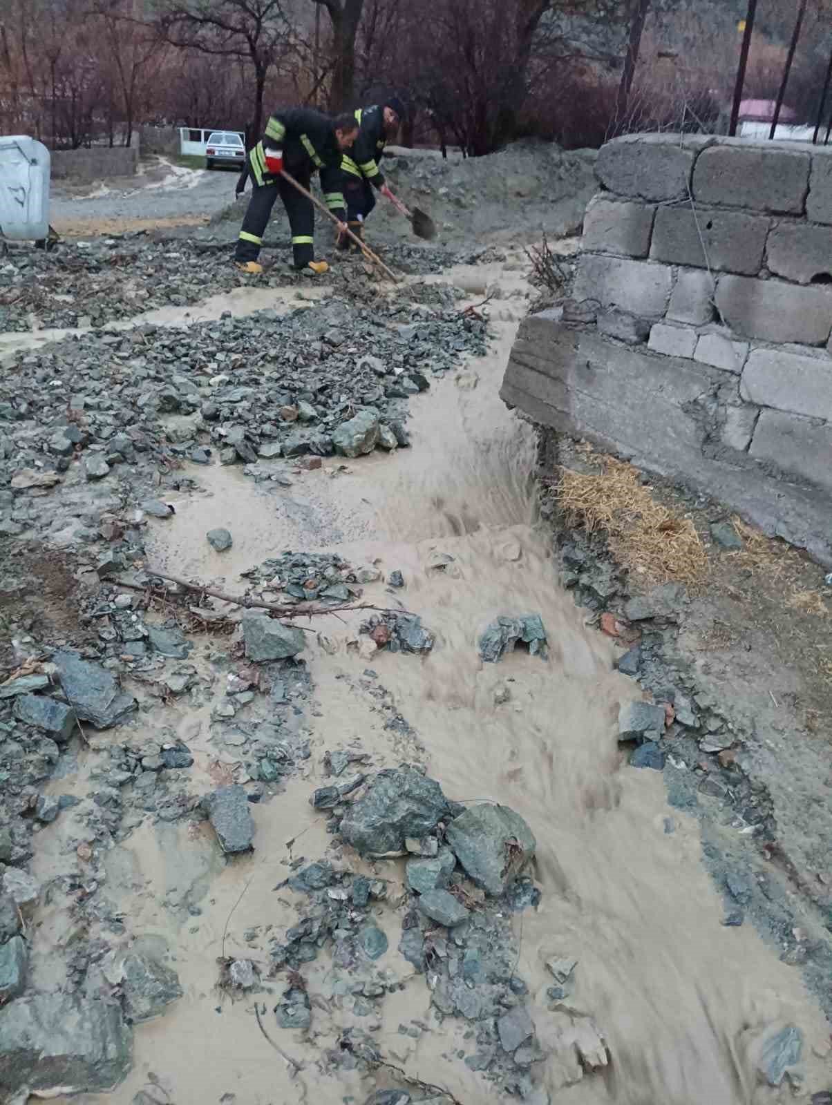 Erzincan’da sağanak sonrası su taşkını oluştu