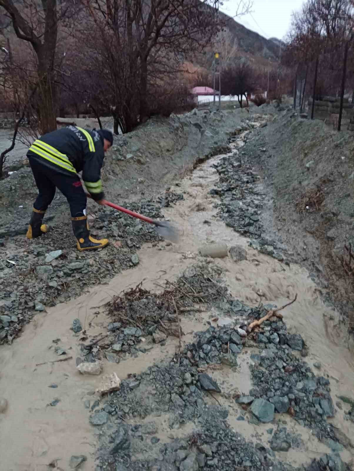 Erzincan’da sağanak sonrası su taşkını oluştu