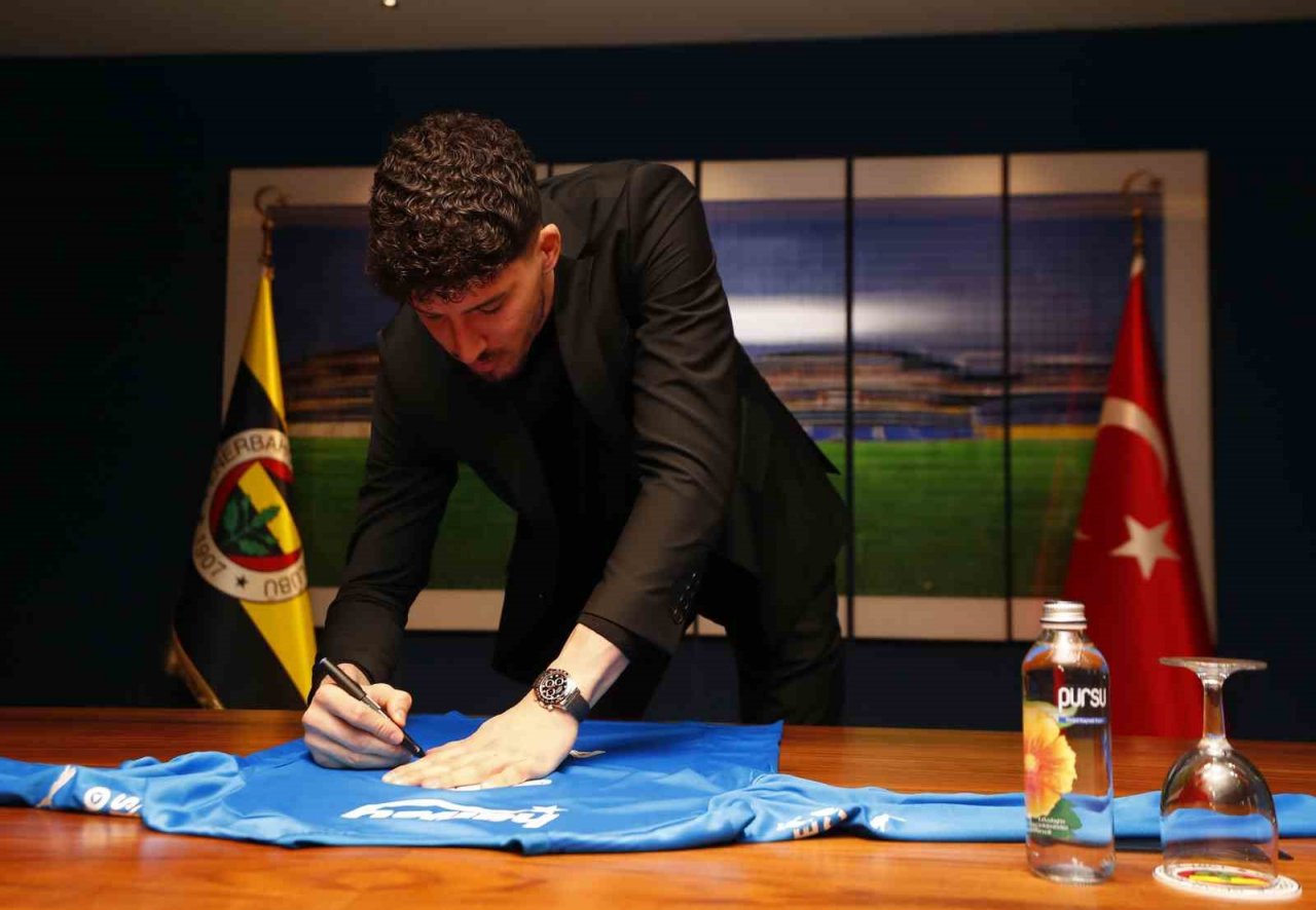 Altay Bayındır için imza töreni düzenlendi