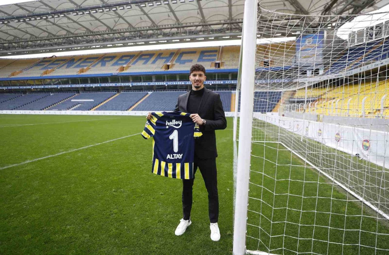 Altay Bayındır için imza töreni düzenlendi