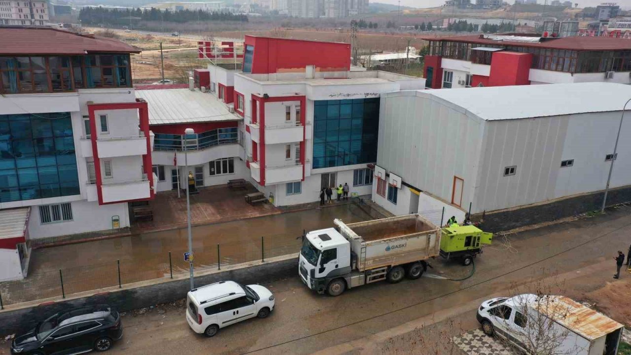 Büyükşehir, su baskınına anında müdahale etti