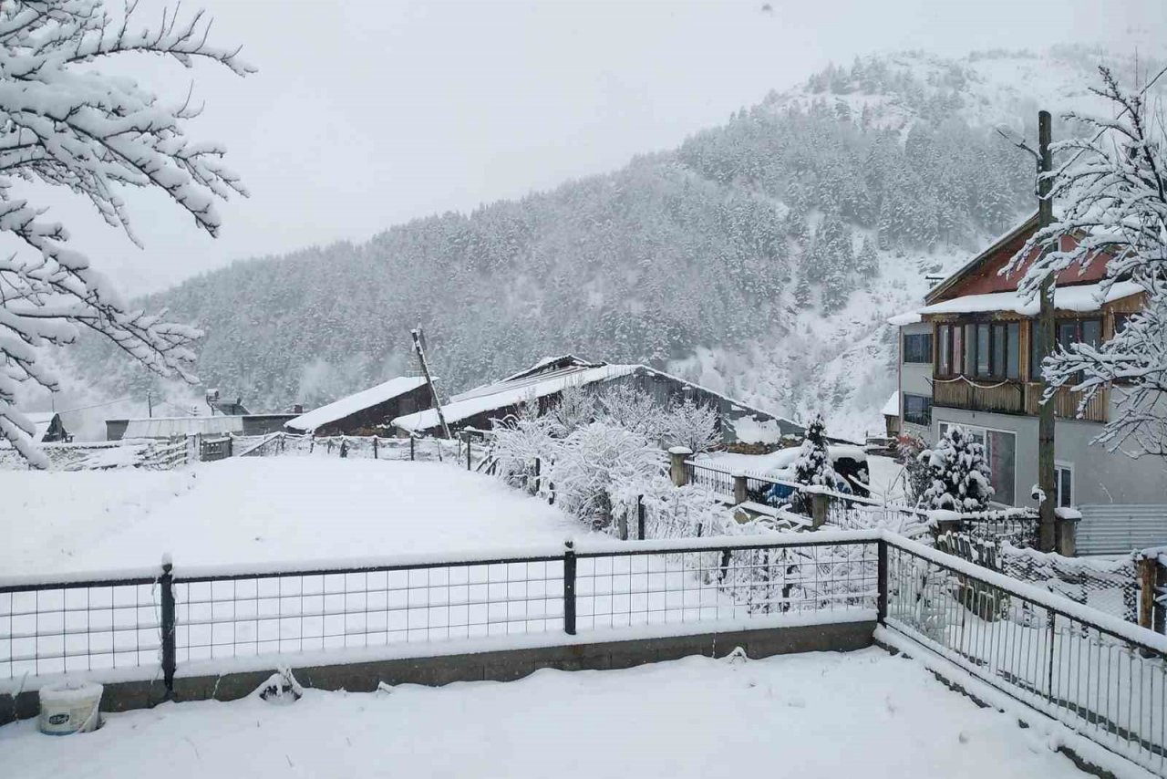 Gümüşhane’nin yükseklerinde kar yağışı etkili oluyor