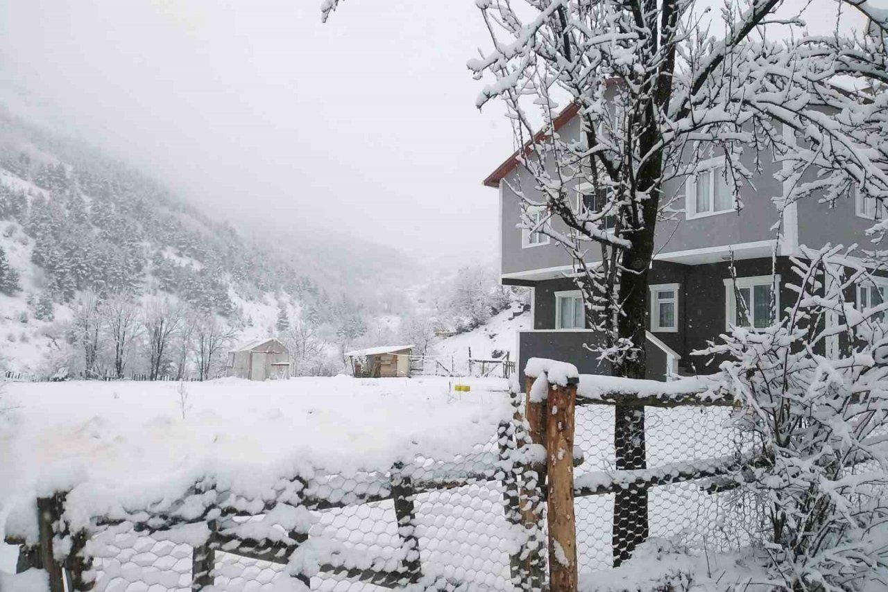 Gümüşhane’nin yükseklerinde kar yağışı etkili oluyor