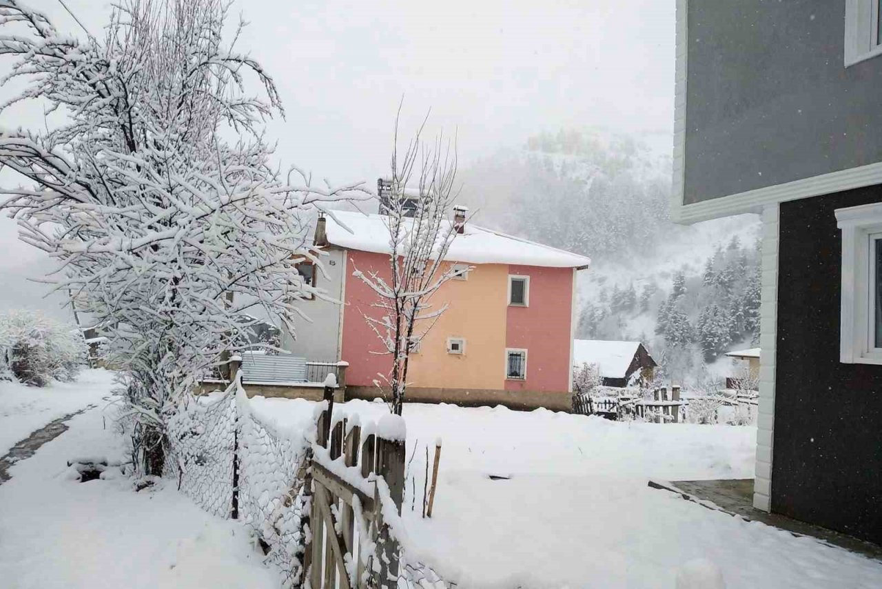 Gümüşhane’nin yükseklerinde kar yağışı etkili oluyor