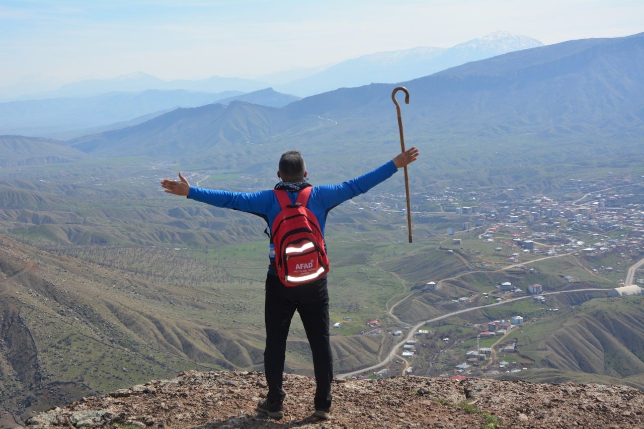 Yüksekovalı dağcılardan doğa yürüyüşü