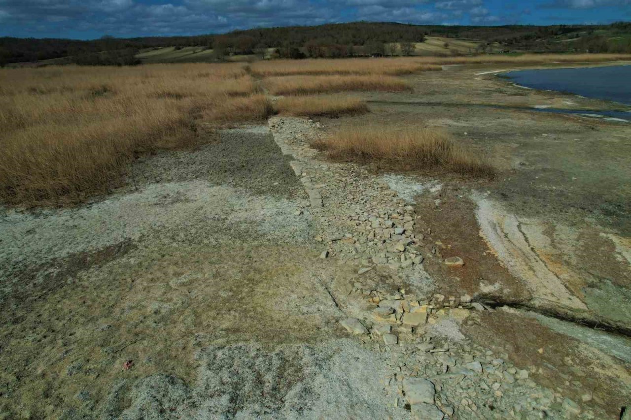 Suların çekildiği Terkos Gölü’nde ortaya çıkan tarihi yol havadan görüntülendi