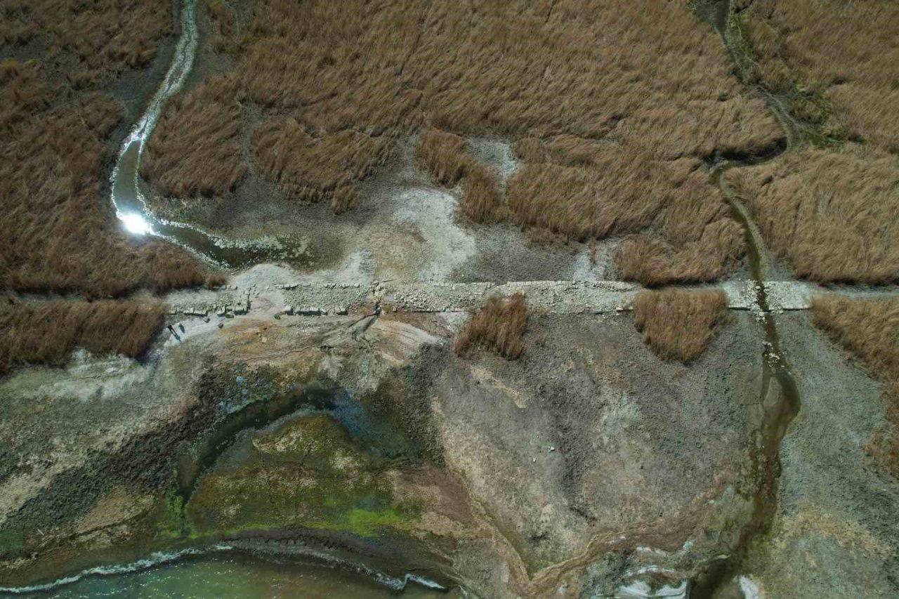 Suların çekildiği Terkos Gölü’nde ortaya çıkan tarihi yol havadan görüntülendi
