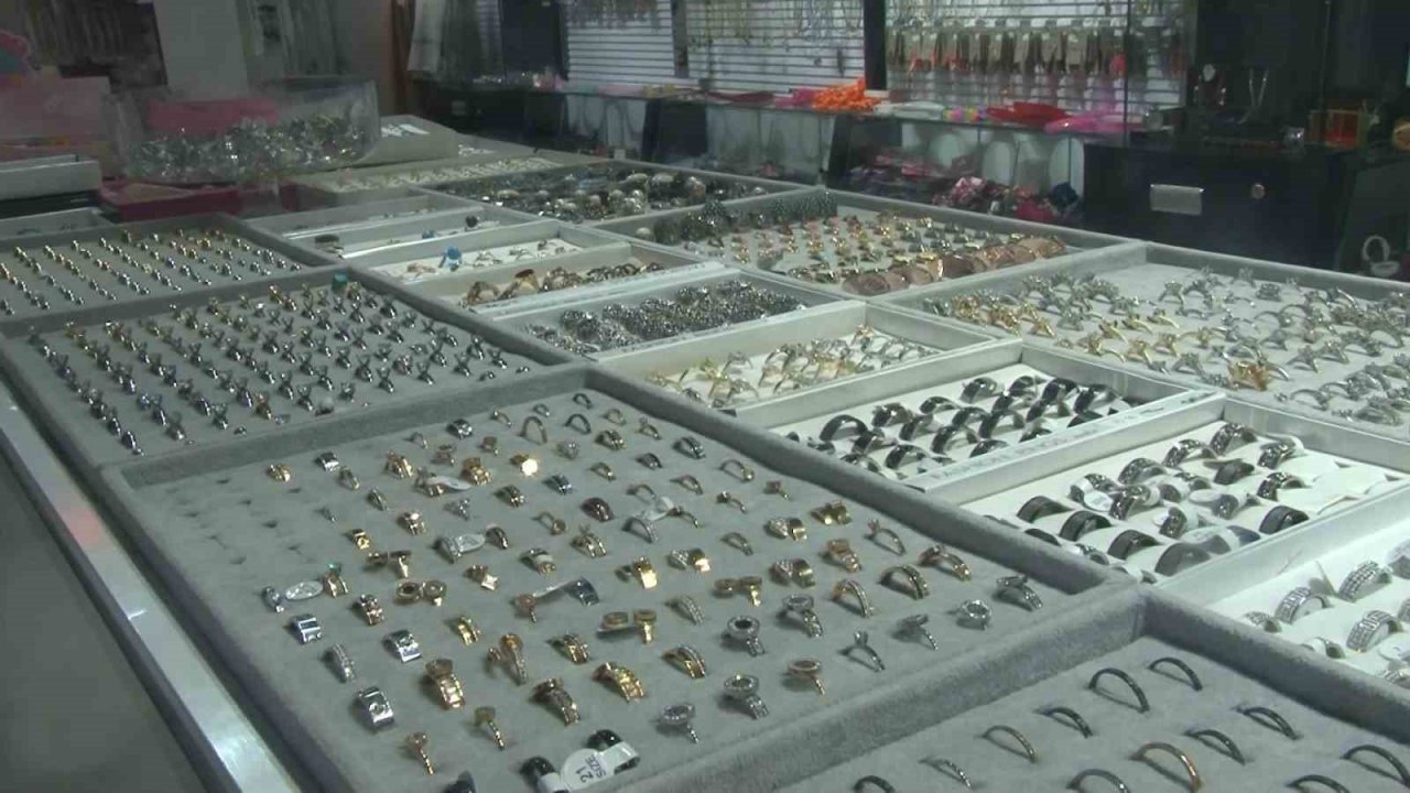 Bijuteri dükkanında ilginç hırsızlık, yüzükleri ağzına koyarak çaldı