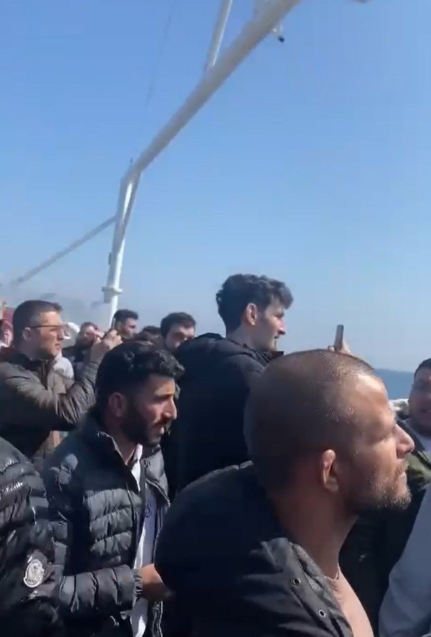 Marmara Denizi’nde feribottan atlayan yolcuyu Sahil Güvenlik kurtardı