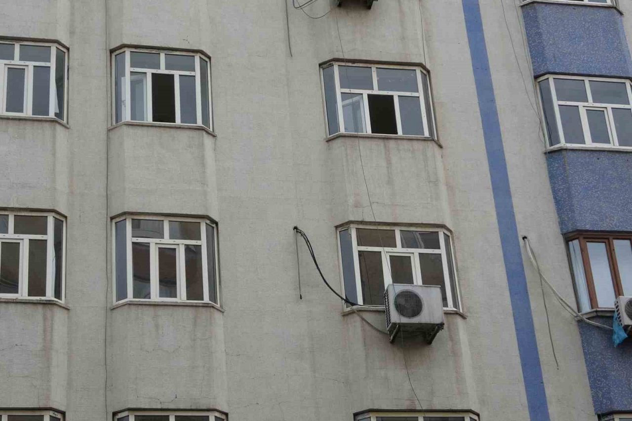 Diyarbakır’da esnaf ağır ve orta hasarlı binaların altında kepenk açtı