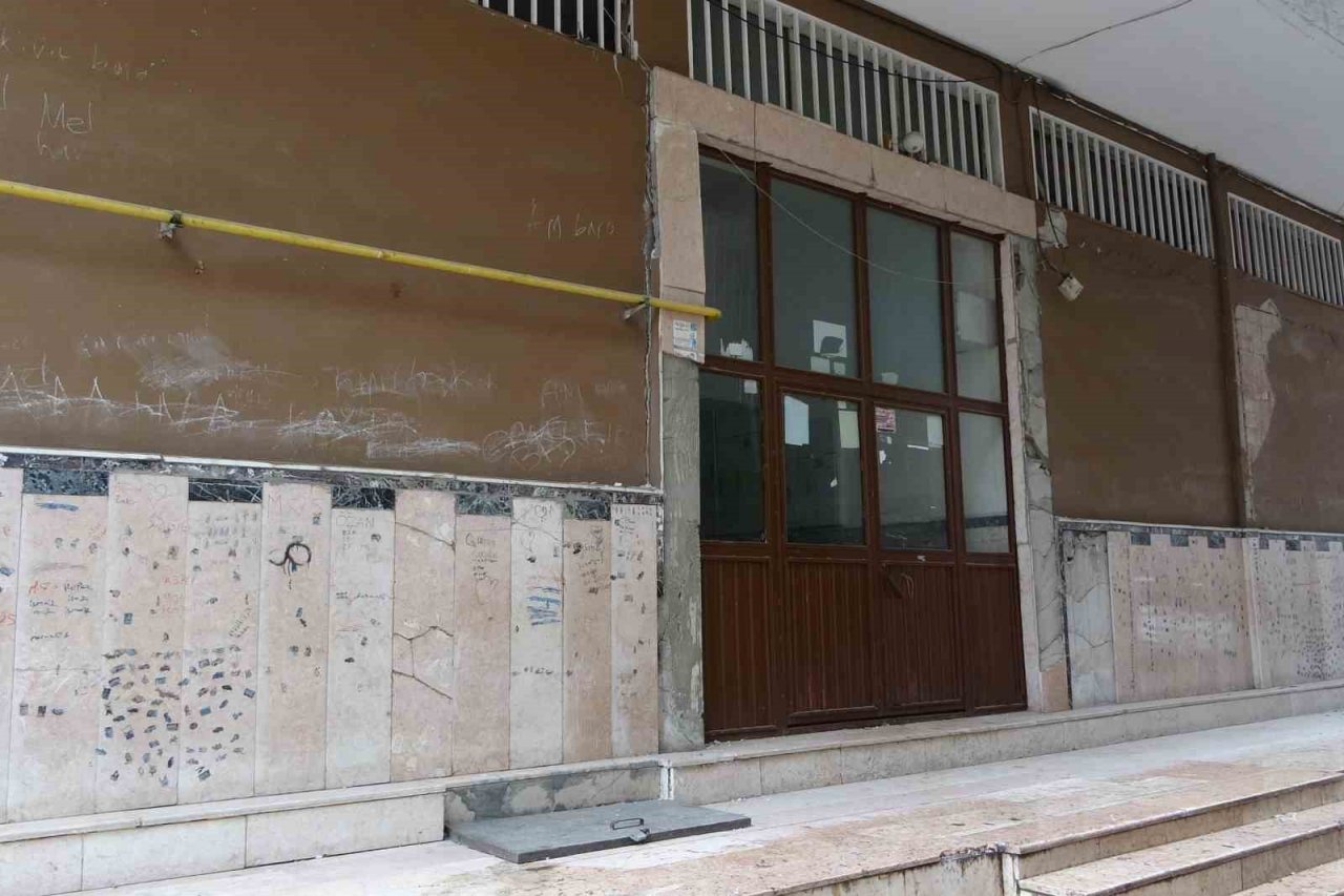 Diyarbakır’da esnaf ağır ve orta hasarlı binaların altında kepenk açtı