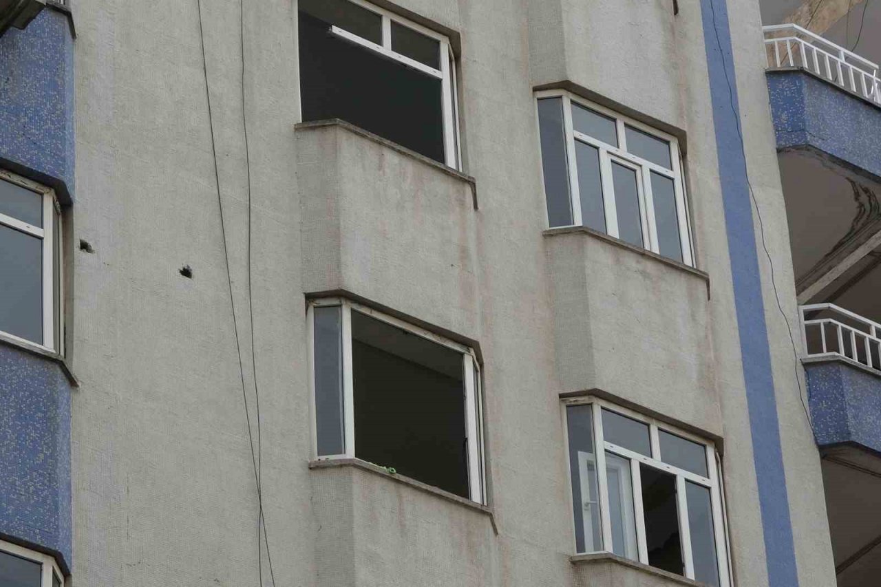 Diyarbakır’da esnaf ağır ve orta hasarlı binaların altında kepenk açtı