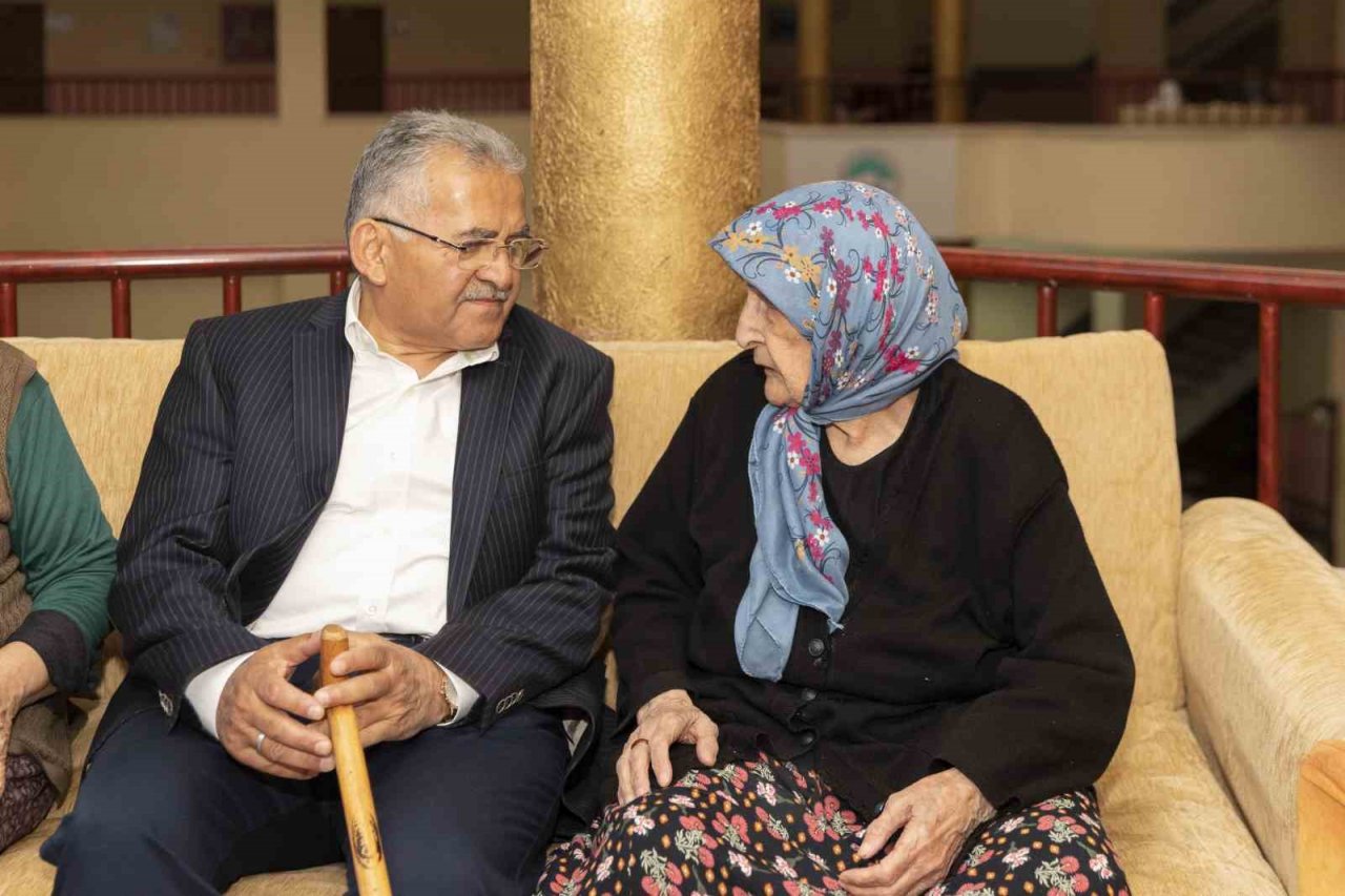 Büyükkılıç: "Dua kaynağı yaşlı çınarlarımızın Yaşlılara Saygı Haftasını kutluyorum"