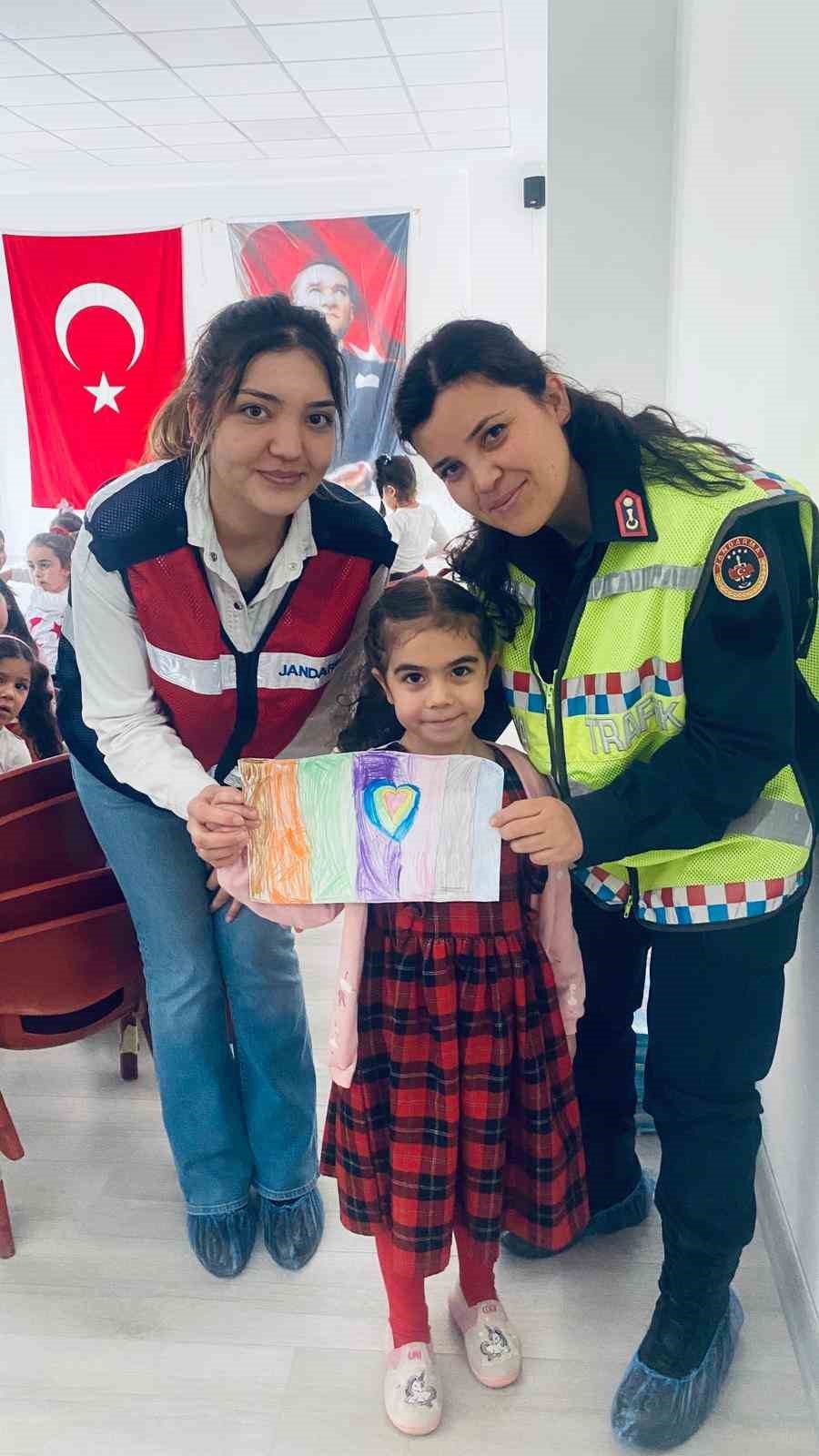 Jandarmadan anaokulu öğrencilerine trafik eğitimi