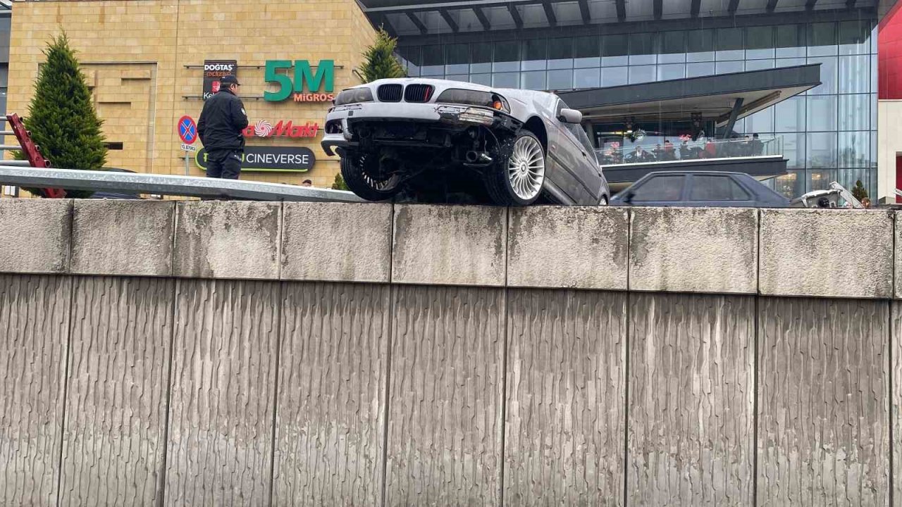 Bariyerlere çarpan otomobil köprüde asılı kaldı: 1 yaralı
