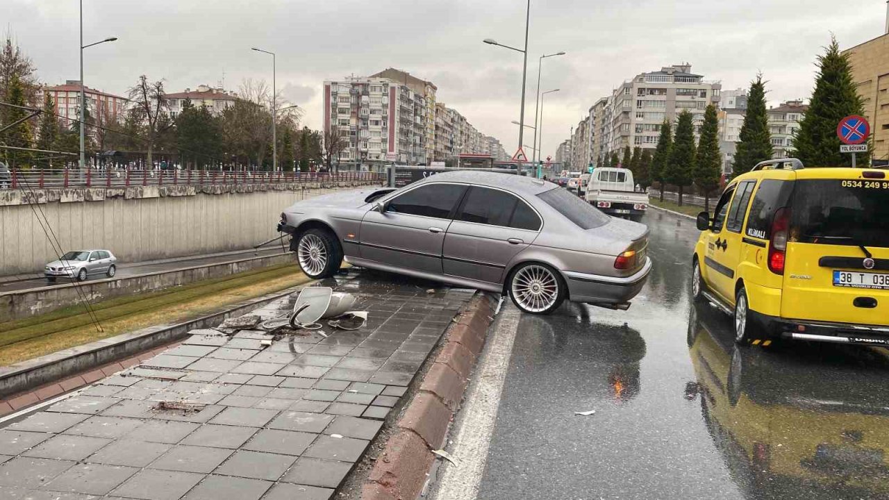 Bariyerlere çarpan otomobil köprüde asılı kaldı: 1 yaralı