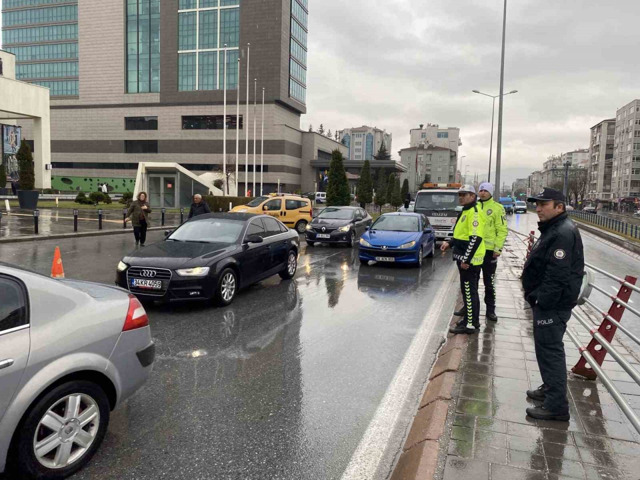 Bariyerlere çarpan otomobil köprüde asılı kaldı: 1 yaralı