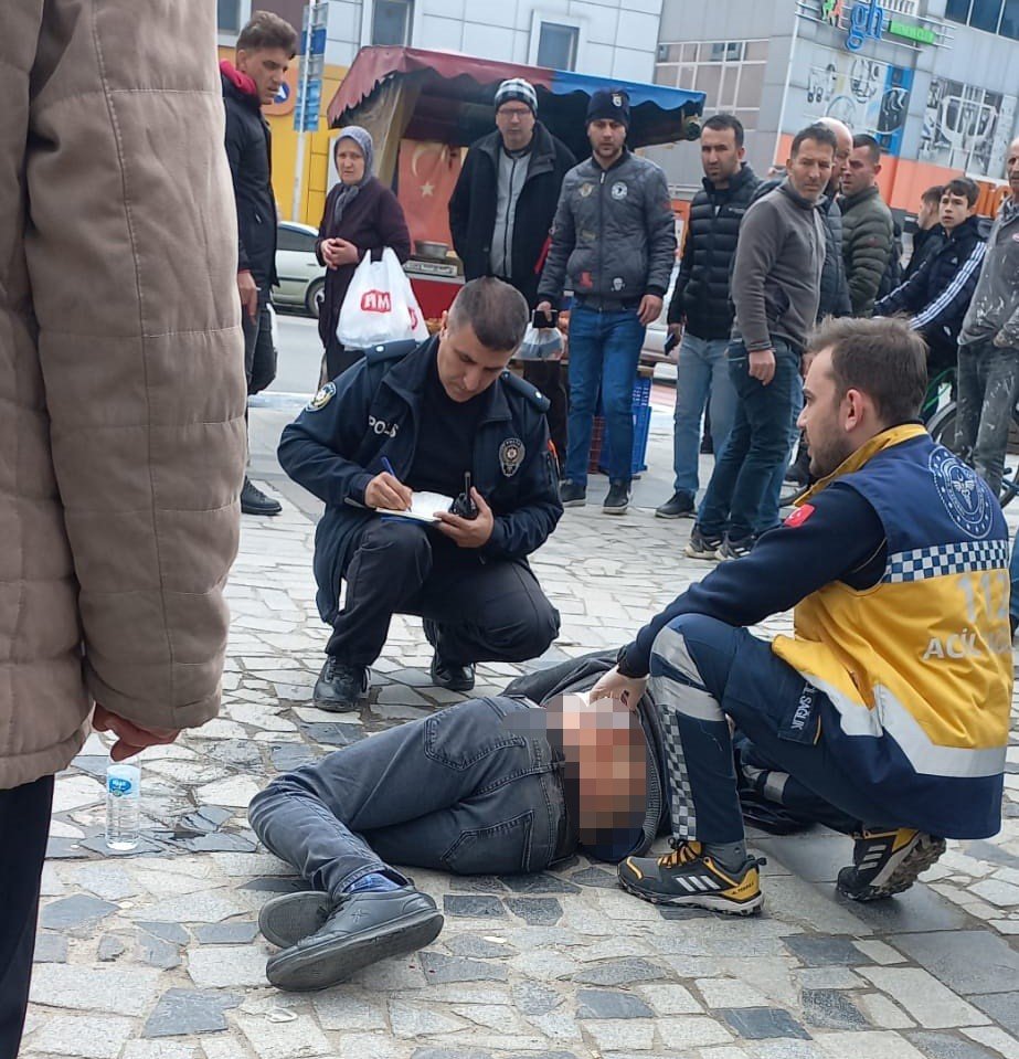 Cadde ortasında bıçaklandı