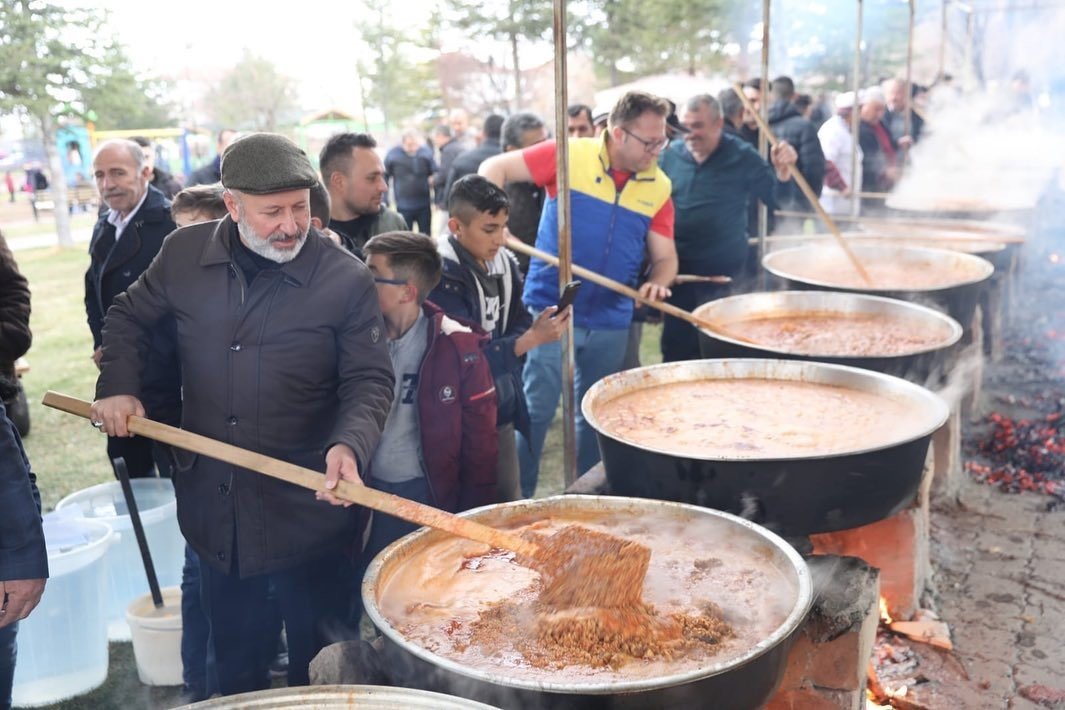 Başkan Çolakbayrakdar, şükür sofrasında vatandaşlarla bir araya geldi