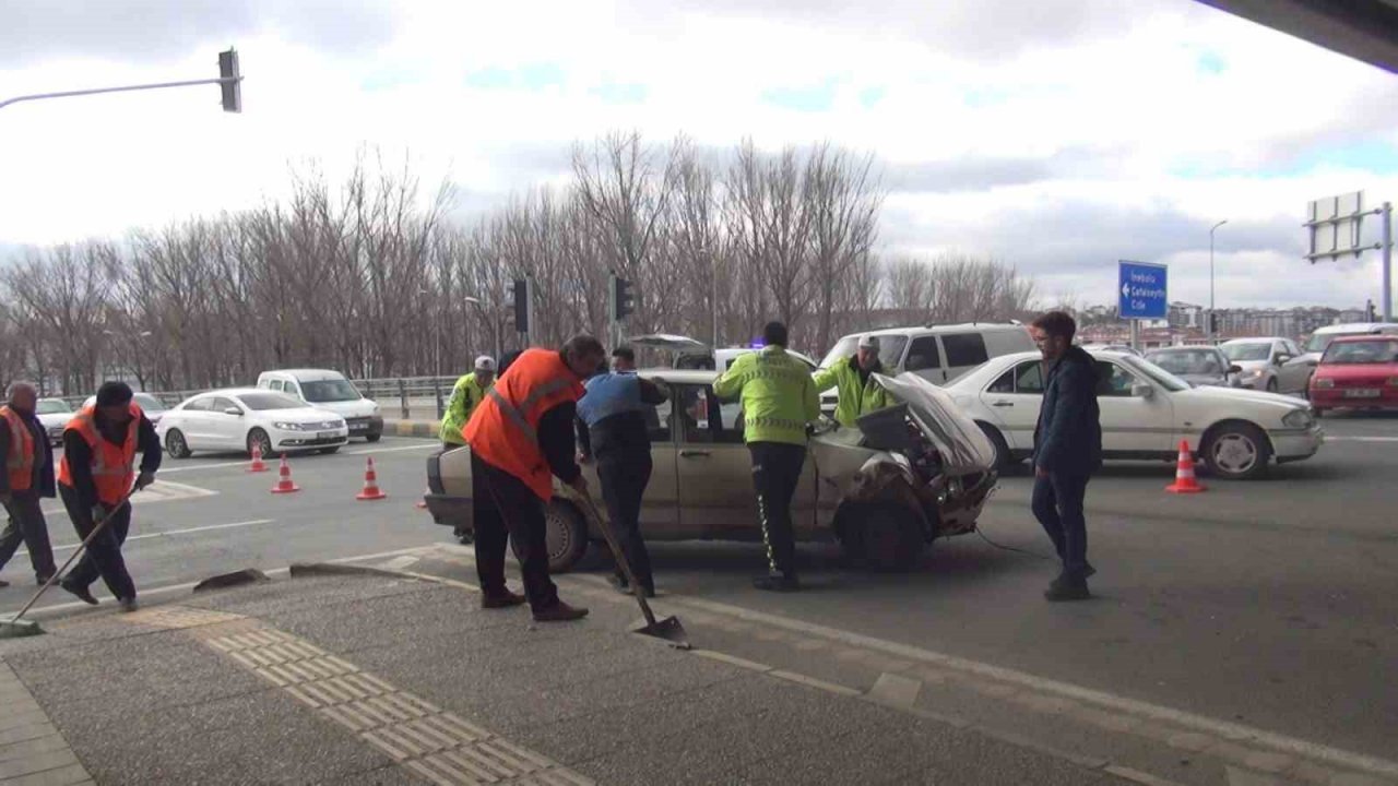 İki otomobil kavşakta çarpıştı: 1 yaralı