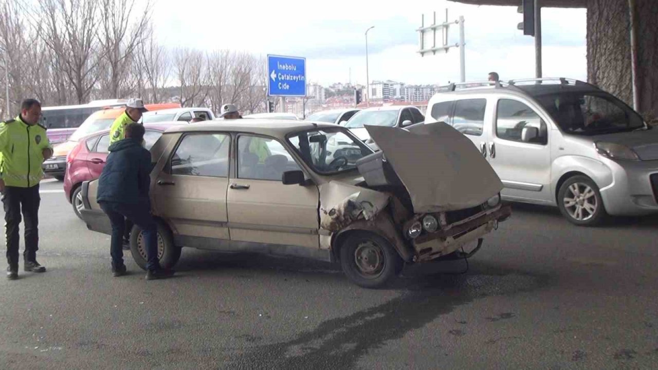 İki otomobil kavşakta çarpıştı: 1 yaralı
