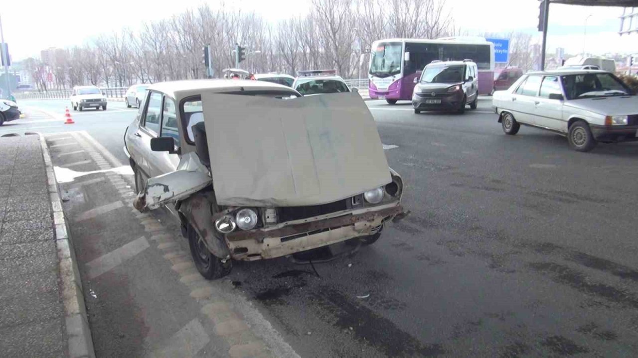 İki otomobil kavşakta çarpıştı: 1 yaralı