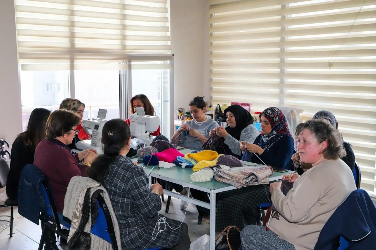 Kaymakam Polat ve Başkan Güler kadınların çalışmalarını yerinde inceledi