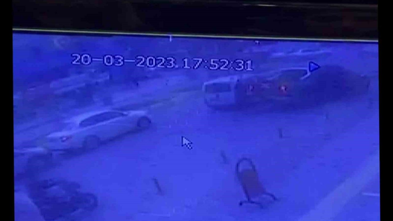 Kırmızı ışıkta bekleyen araca silahlı saldırının görüntüleri ortaya çıktı