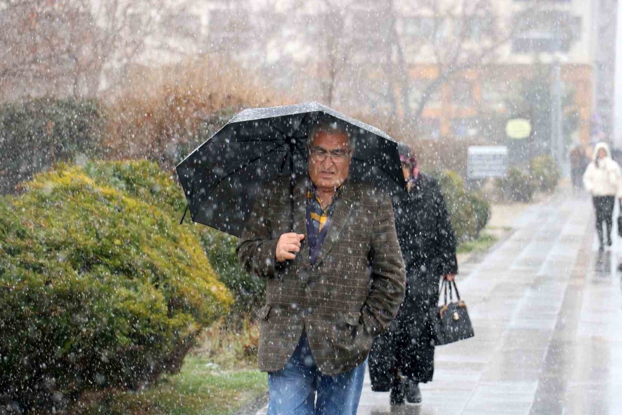 Kışta hasret bırakan kar, Mart ayında Sivaslılara sürpriz yaptı