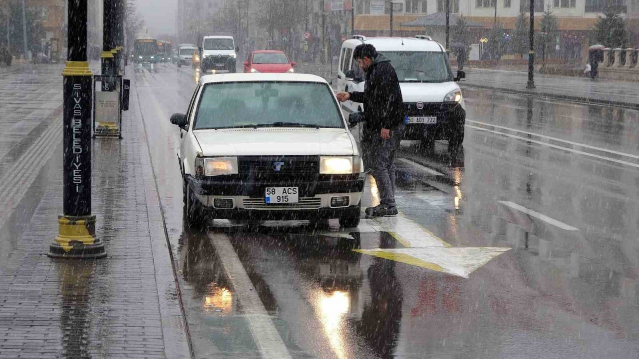 Kışta hasret bırakan kar, Mart ayında Sivaslılara sürpriz yaptı