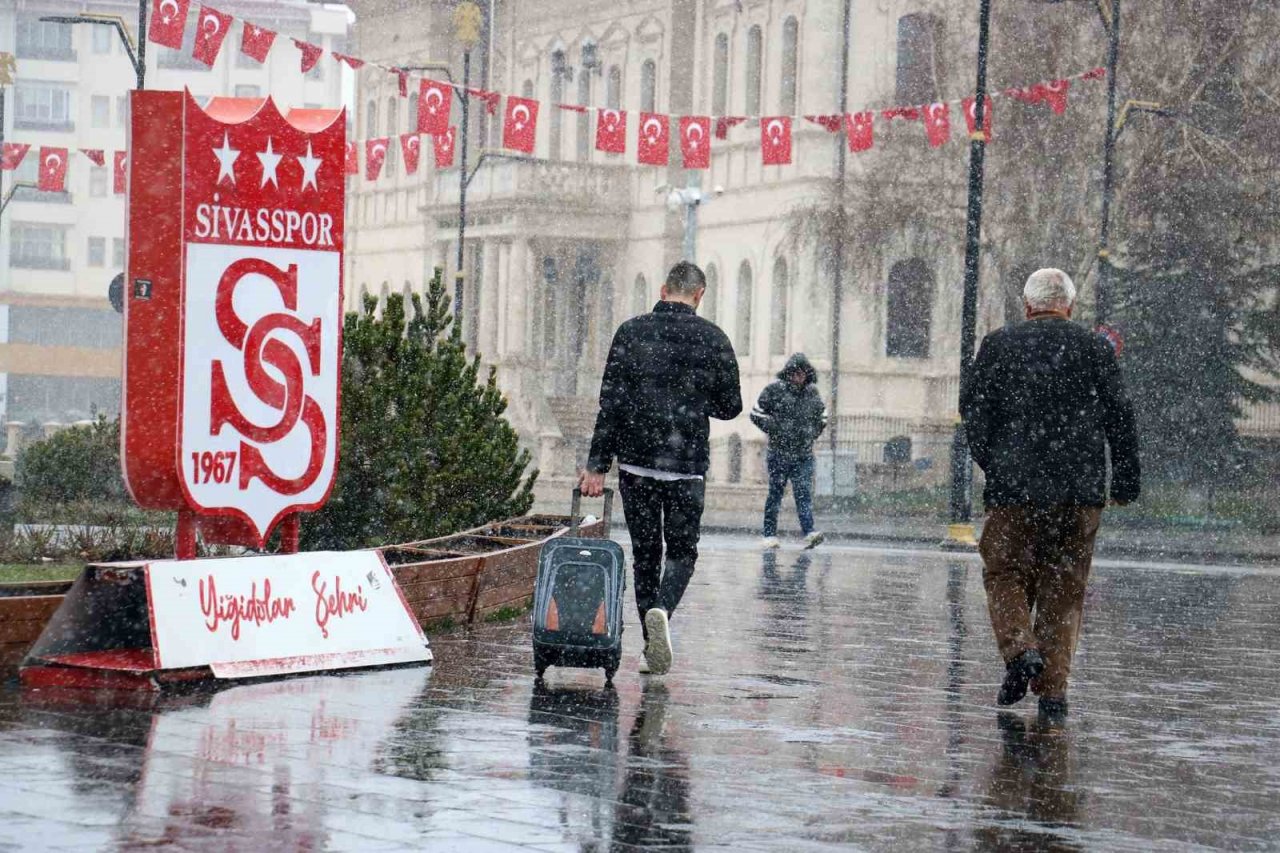 Kışta hasret bırakan kar, Mart ayında Sivaslılara sürpriz yaptı