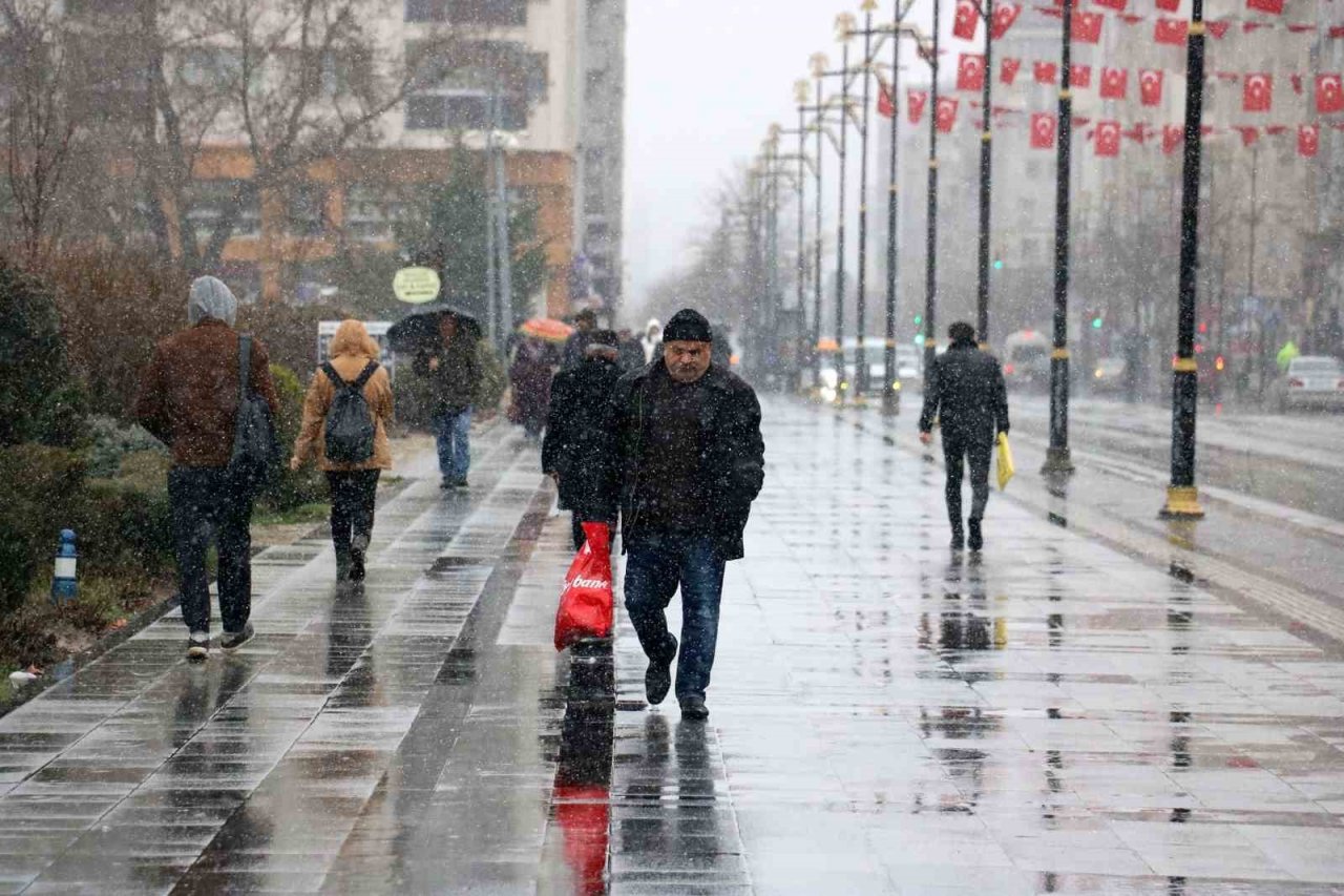 Kışta hasret bırakan kar, Mart ayında Sivaslılara sürpriz yaptı
