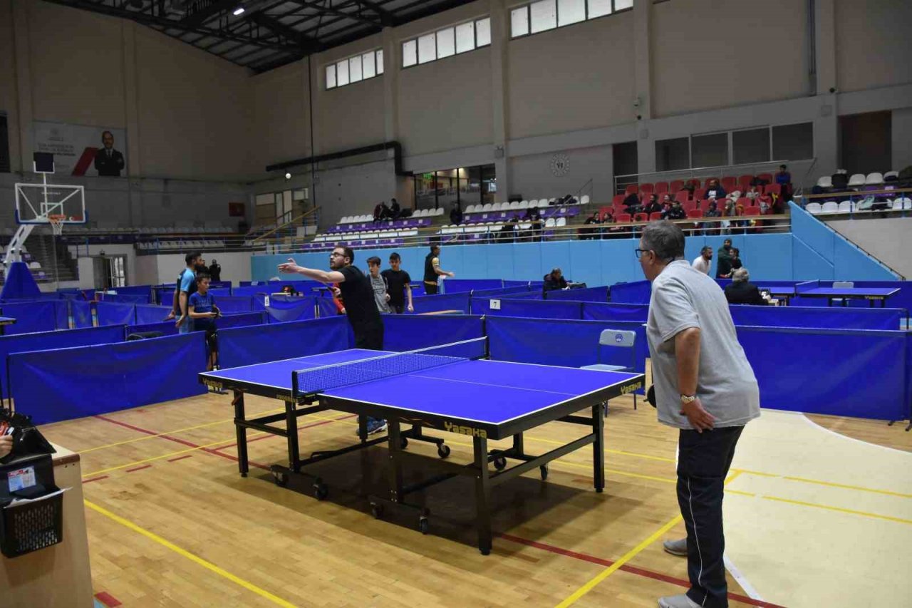 Afyonkarahisar’da masa tenisi birincileri ödüllerini aldı