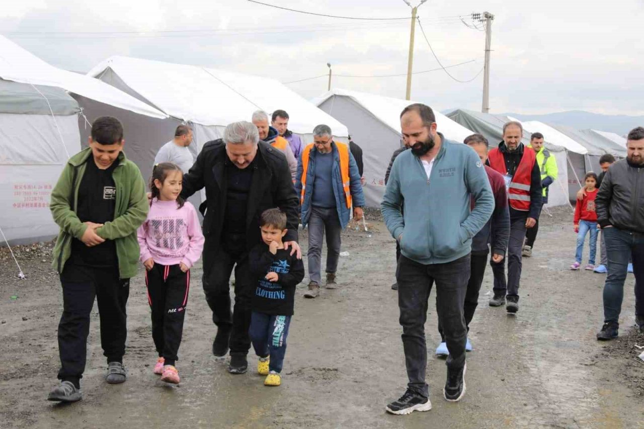 Başkan Palancıoğlu Kahramanmaraş Çadırkent’te depremzedeleri ziyaret etti