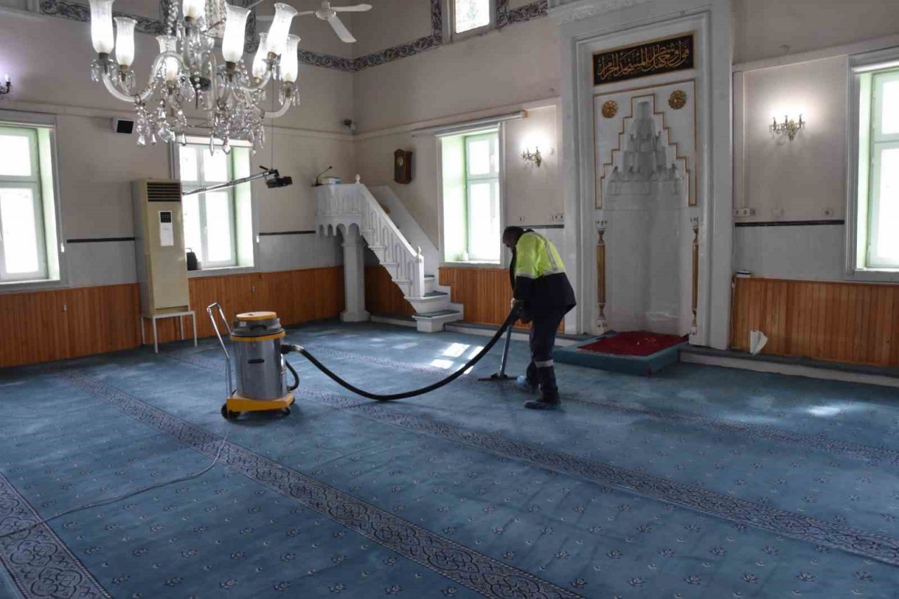 Menemen’de Ramazan öncesi camilerin temizliği hızlandı