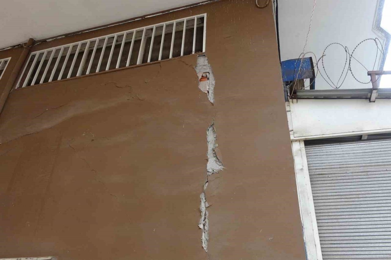 Diyarbakır’da esnaf ağır ve orta hasarlı binaların altında kepenk açtı