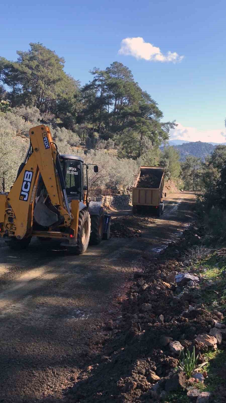 Ortaca’nın kırsal mahallelerinde yol bakım ve onarım çalışması