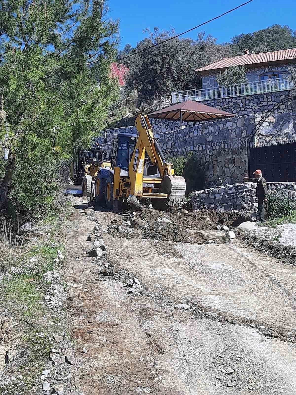 Ortaca’nın kırsal mahallelerinde yol bakım ve onarım çalışması