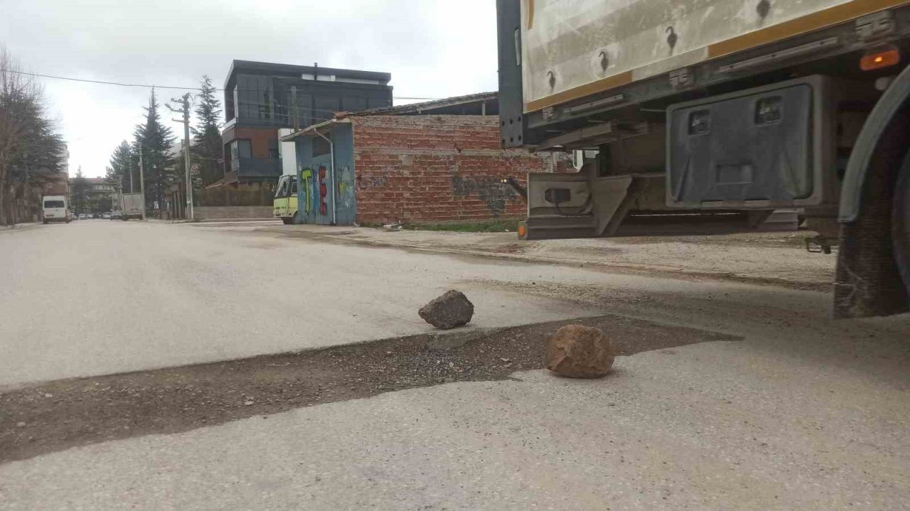 Bozuk yola ‘taşlı’ önlem şaşırttı