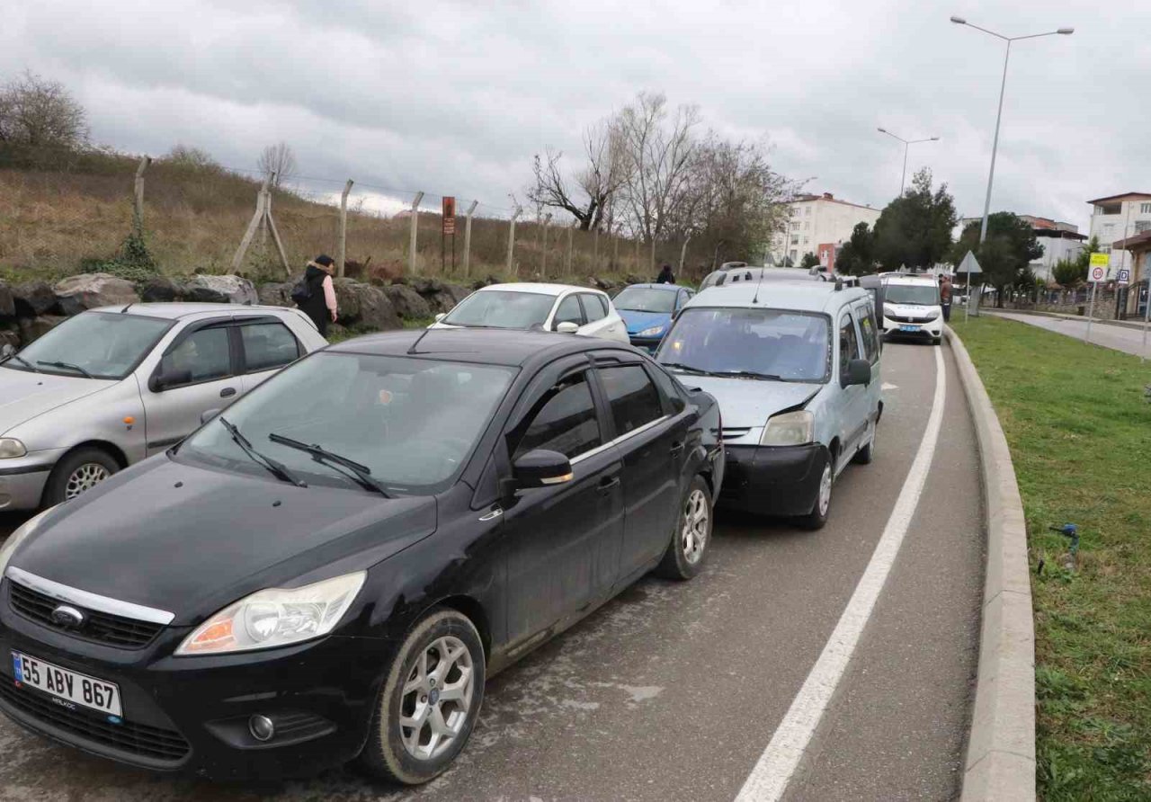 4 aracın karıştığı zincirleme trafik kazası: 2 yaralı