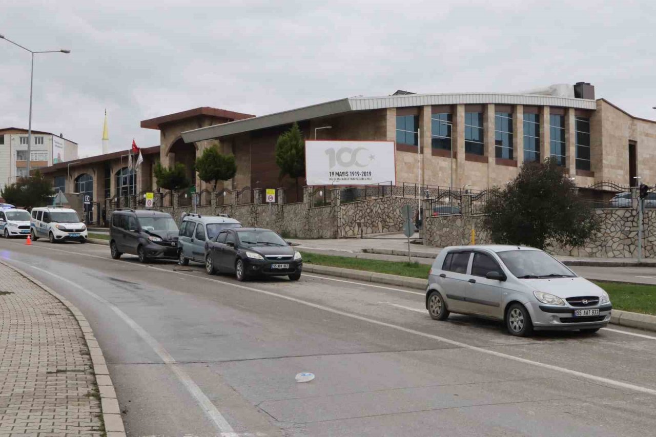 4 aracın karıştığı zincirleme trafik kazası: 2 yaralı