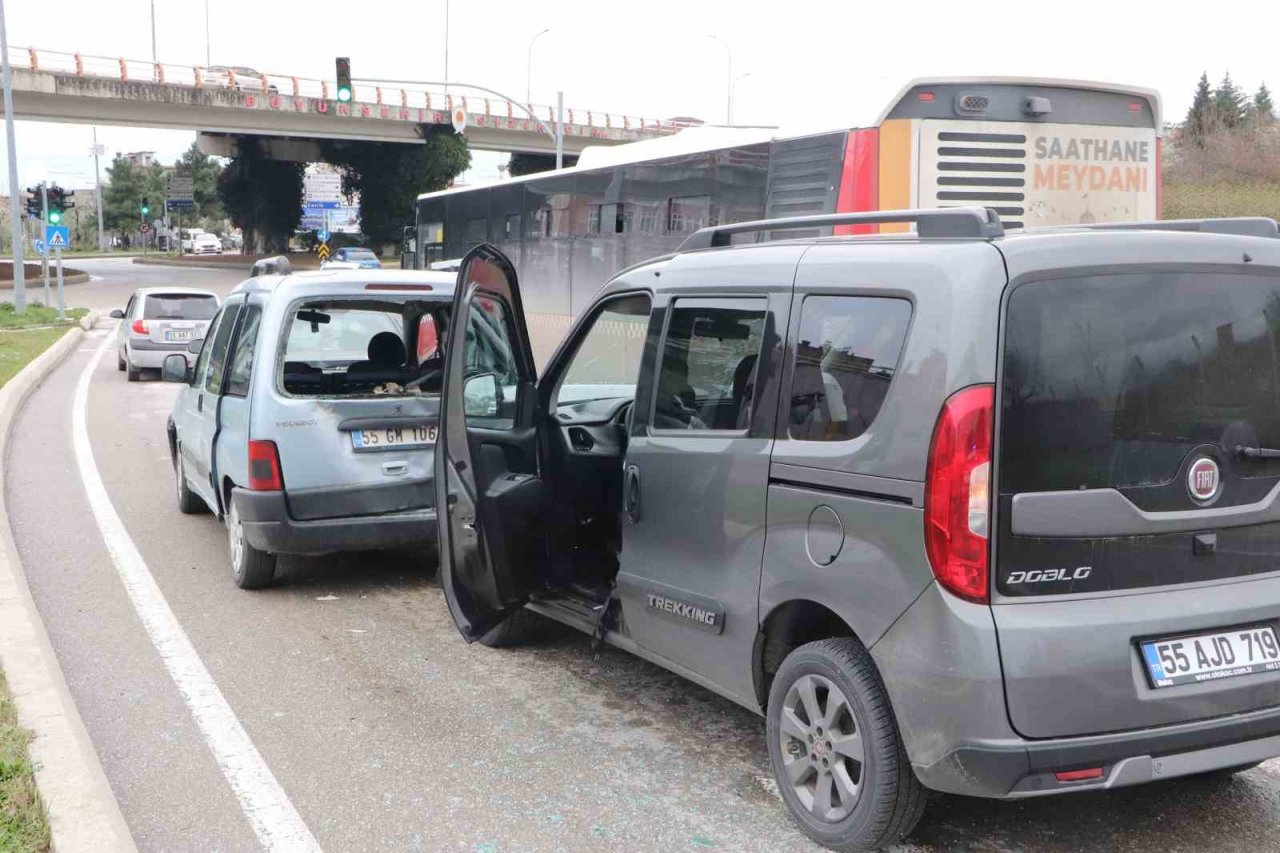 4 aracın karıştığı zincirleme trafik kazası: 2 yaralı