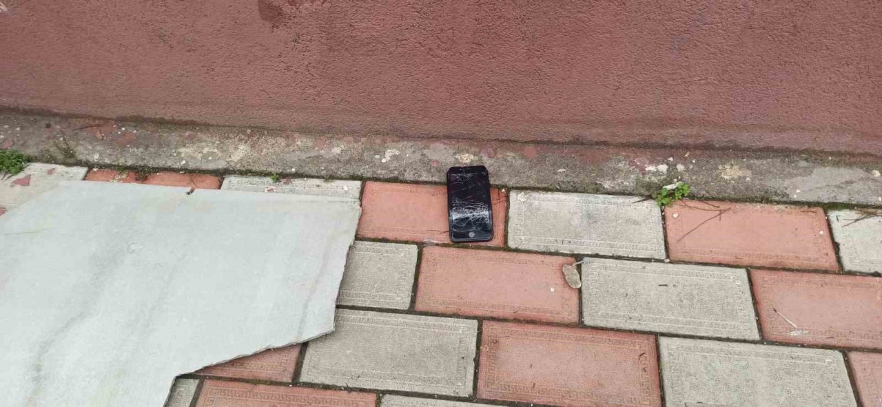 Sundurmadan düşen parça tehlike saçtı