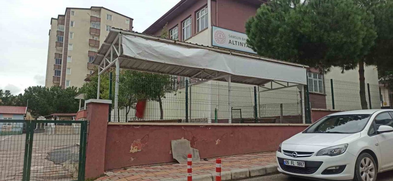 Sundurmadan düşen parça tehlike saçtı