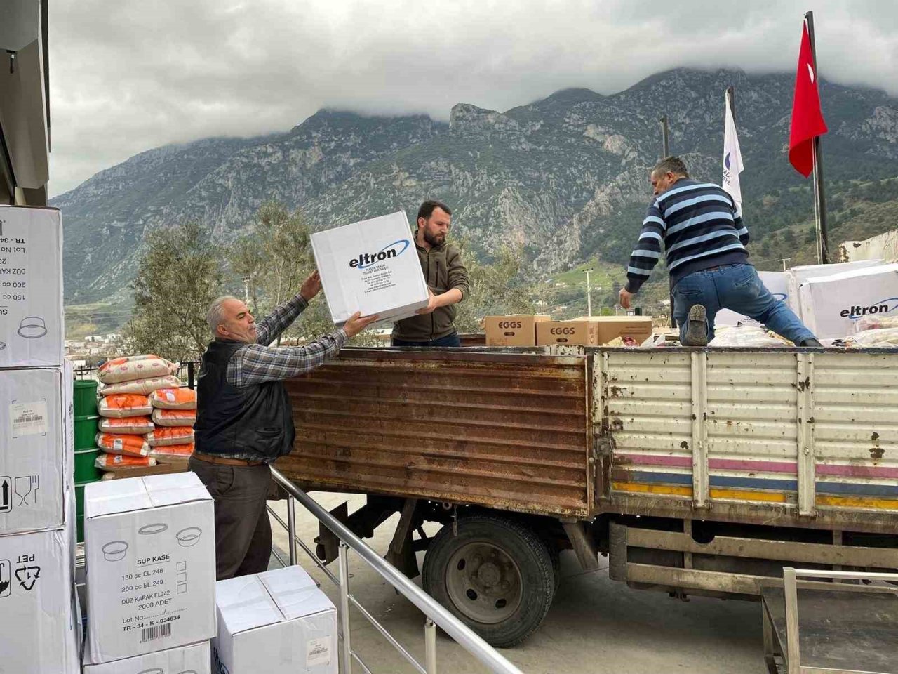 Şehzadeler Belediyesi Ramazan’da da sofraları ve etkinlikleriyle deprem bölgesinde olacak