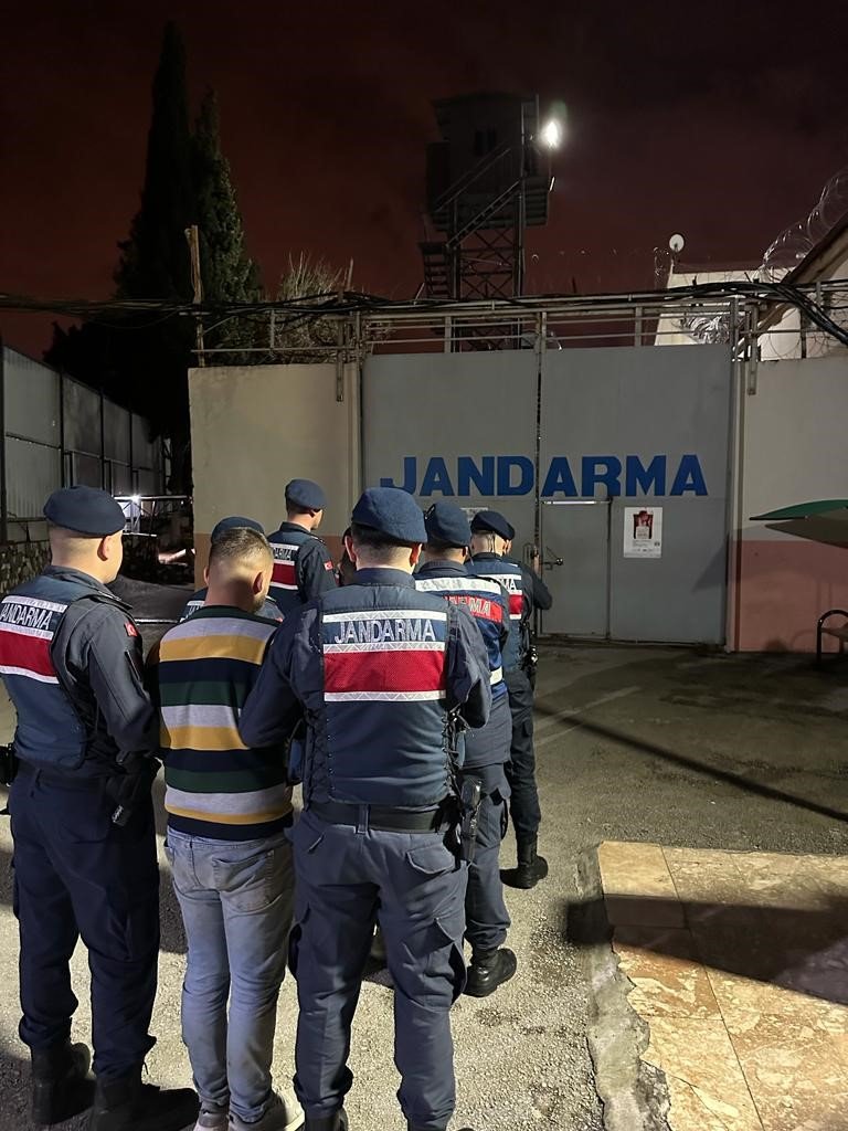 Antalya’da evlere girip vatandaşların eşyalarını çalan hırsızlar yakalandı