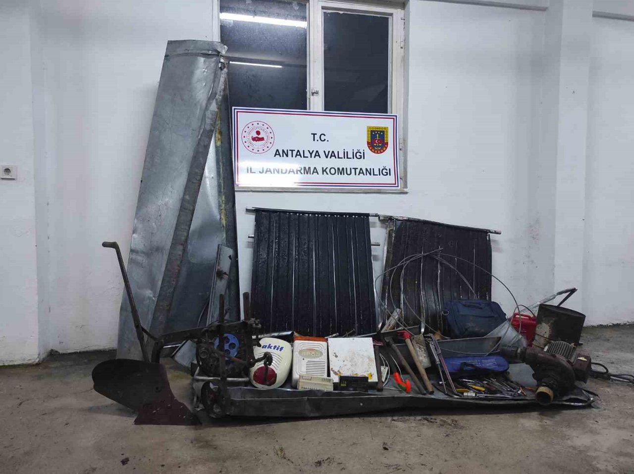 Antalya’da evlere girip vatandaşların eşyalarını çalan hırsızlar yakalandı