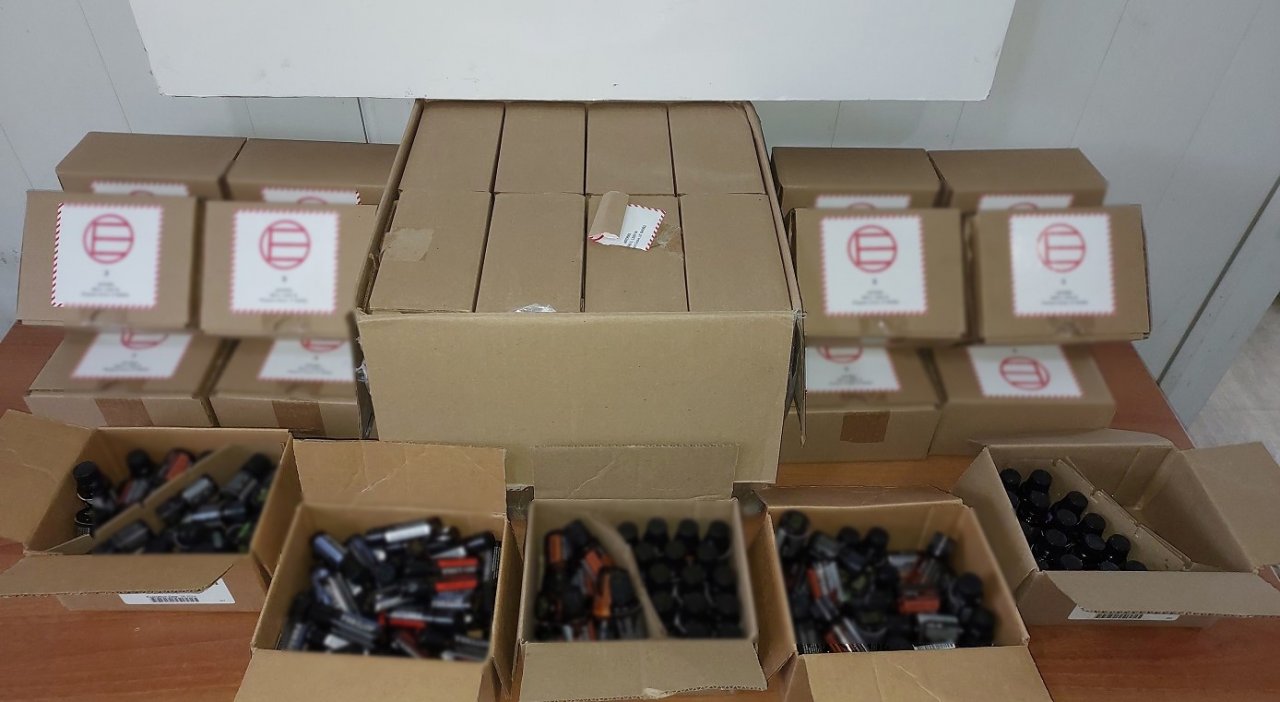 Gümrük muhafaza ekipleri 450 bin liralık uçucu yağ ele geçirdi